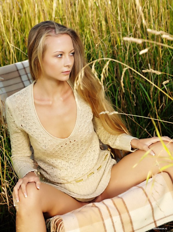 Голая девушка блондинка в поле пшеницы